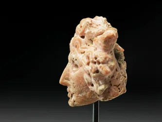 Tête de Méduse, de Bactriane ou Gandhara, IIe-Ier siècle av. J.-C. (corail rose)
