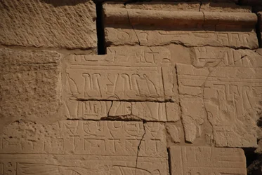 Hiéroglyphes sur pierre, Karnak, Louxor, Égypte (photo)