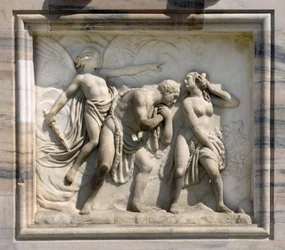 Haut-relief représentant Adam et Ève chassés du Paradis par Carlo Maria Giudici. 1791. Cathédrale de Milan, Italie
