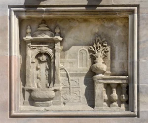 Haut-relief représentant un puits couvert par Francesco Bono (1654). Cathédrale de Milan, Italie