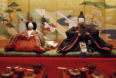 Poupées Hina, fabriquées en washi, papier japonais traditionnel, portant des vêtements raffinés et élégants, famille noble ou royale de la période Heian, Kurashiki, civilisation japonaise