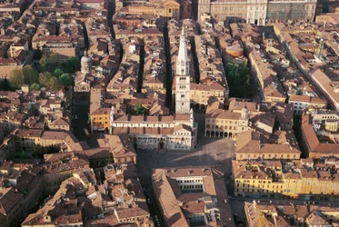 Italie, Émilie-Romagne, Modène, vue aérienne de la ville avec la cathédrale
