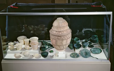 "Jar with the Hoard", vers 2500-2400 av. J.-C. (terre cuite, albâtre, cuivre d
