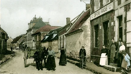 Les Comptoirs Français, une branche de produits alimentaires, à Remy, vers 1900 et 1914