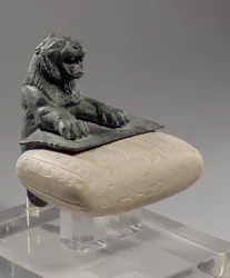 Lion tenant une tablette de fondation hourrite, vers 2150 av. J.-C.