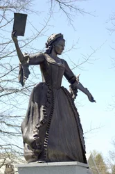 Littérature : Statue de Mercy Otis Warren (1728-1814), écrivain américain à Barnstable, Massachusetts