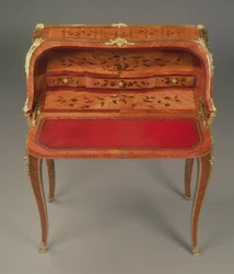 Bureau de dame Louis XV, avec marqueterie florale et montures en bronze doré, par Bernard II van Risenburgh, vers 1750