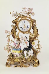 Pendule en or moulu et porcelaine Louis XV, avec figures de Meissen