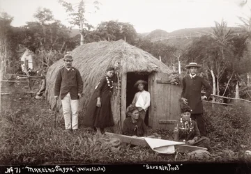 Fabrication de Tappa, un tissu indigène, vers 1875