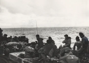 Marines du 41e Commando (RM) à bord du LCT 532, approchant Westkapelle lors des débarquements à Walcheren, Pays-Bas