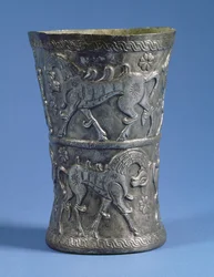 Gobelet Marlik de forme cylindrique avec deux bandes décoratives représentant des chevaux de parade, c.1100 av. J.-C. (argent)