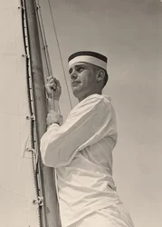 Aspirant hissant la grande voile, Académie navale des États-Unis, Annapolis, Maryland. 1942