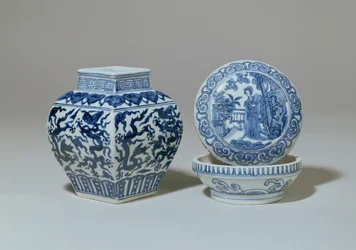 Pot à balustre carré bleu et blanc Ming et boîte circulaire, période Chia Ching (1522-66)