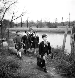 École mixte à Venise, les élèves portent une blouse. La sortie des classes (école buissonnière). Années 1950