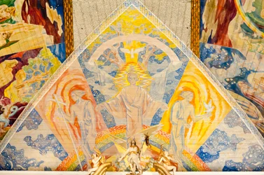 Art moderne : peinture colorée au plafond par Lou Mohr, « Trinité »