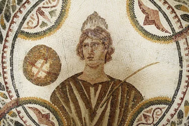 Mosaïque : une des neuf muses. Polymnie : chant religieux et rhétorique (détail). IIIe s. ap. J.-C. / Musée d
