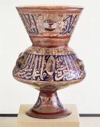 Lampe de mosquée avec décoration dorée et émaillée avec le blason de l