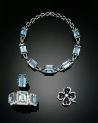 Collier, bague, broche et bracelet