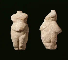 Dame néolithique de Steopagus, vue de face et de côté, Avaritsa (Meliteia) en Thessalie, Grèce, 6000-5200 av. J.-C. (marbre)