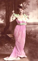Sur la balançoire : carte postale fantaisie 1910