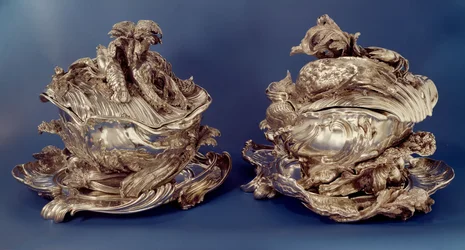 Paire de soupières faites pour la Duchesse de Kingston par Juste Aurèle Meissonnier
