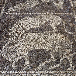 Panthère attaquant un taureau (mosaïque en pierre)