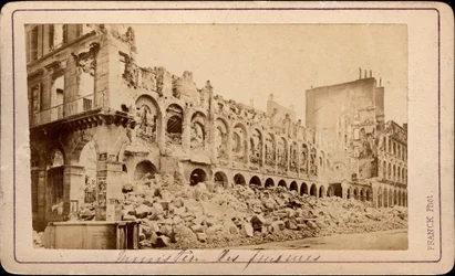 Commune de Paris (1871) : vue du Ministère des Finances en ruines en mai 1871. Photographie de Franck. Dim. 10,3X6,9 cm