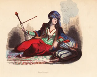 Dame persane - Femme noble persane avec un turban orné de bijoux, une veste bordée de fourrure, une tunique et des pantalons, fumant une pipe à narguilé, allongée sur des coussins et un tapis