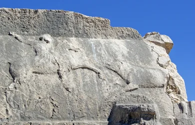 Tombeau à pilier avec gravure représentant un chasseur tuant un sanglier, Xanthos, Turquie