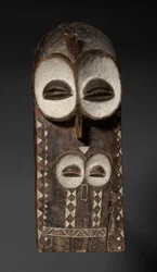 Masque en planche, probablement début des années 1900