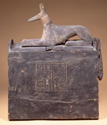 Boîte à shabti en forme de pylône avec une inscription et une statue d