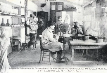 Carte postale représentant des artisans au travail fabriquant de la poterie d