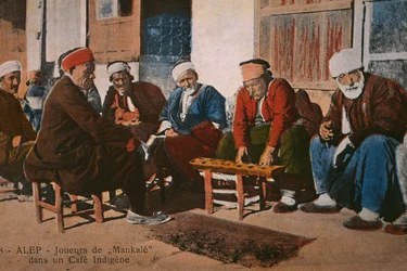 Carte Postale représentant des joueurs de mancala dans un café à Alep, Syrie, vers 1920