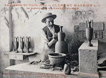Carte postale avec Clement Massier (1844-1917), maître potier de la Poterie de Golf-Juan au travail dans son atelier, France, 20e siècle