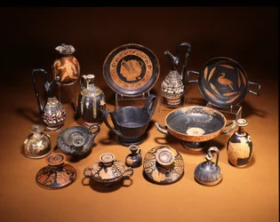 Groupe de poterie montrant un kantharos en Bucchero étrusque et un guttus en Gnathia, centre, VIe siècle av. J.-C.