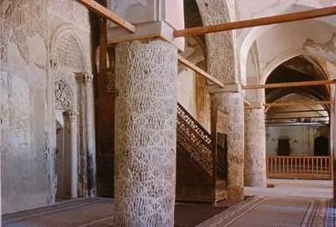 Salle de prière avec colonnes et le mihrab, probablement construite au Xe siècle