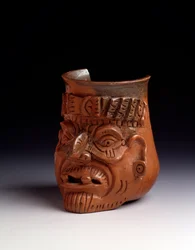 Art précolombien, civilisation maya, période postclassique : vase anthropomorphe en terre cuite représentant la tête d
