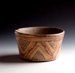 Art précolombien, civilisation maya, période classique : coupe en terre cuite polychrome décorée de zigzags et de triangles. Provenant du Petén, Guatemala. Dimensions : h. 10 x diam. 10,6 cm. Guatemala, Musée national d