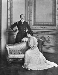 Le prince Georges de Grèce et la princesse Marie Bonaparte dans la maison de ville du prince Roland Bonaparte, Paris, photo de Paul Boyer