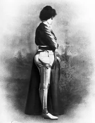 Prothèses Femme portant une jambe artificielle