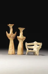 Idole féminine de type Psi, idole féminine de type Tau, et modèle de trône, 1400-1200 av. J.-C.