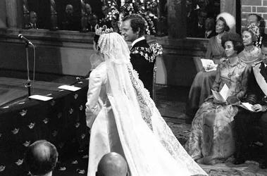 La reine Silvia et le roi Carl XVI Gustaf lors de la cérémonie de mariage à Storkyrkan à Stockholm