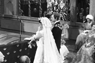 La reine Silvia et le roi Carl XVI Gustaf lors de la cérémonie de mariage à Storkyrkan à Stockholm