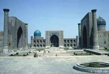 Registan, avec les trois collèges religieux musulmans (madrasahs)