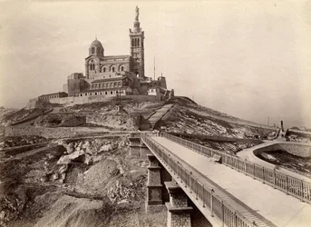 Architecture religieuse : vue extérieure de la Basilique de Notre Dame de la Garde (Notre-Dame-de-la-Garde), également appelée la « Bonne Mère » (1853-1864), construite d