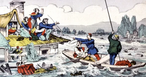 Sauvetage avec un petit bateau pendant les inondations dans le sud de la France
