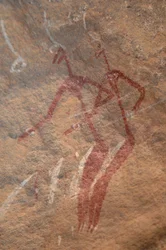 Art rupestre, Préhistoire : Peinture rupestre de deux personnages longilignes dans un abri orné dans les montagnes de l