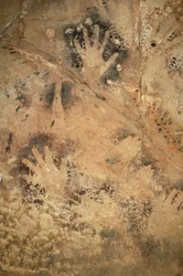 Art rupestre, Préhistoire : Mains négatives dans une grotte de Ouadi el Obeyd dans le Désert Blanc, Égypte. Période de 8000 à 3000 ans avant JC. Photographie