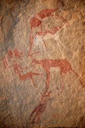 Art rupestre, Préhistoire : Peinture rupestre de personnages, bovins et « guerbas » (peaux) dans un abri orné, dans le massif de l