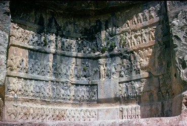 Relief rocheux représentant le roi sassanide Shapur I, la cavalerie perse et les tributaires, 3ème siècle